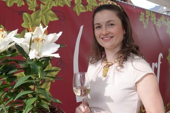 Sächsische Königin preist Wein an -