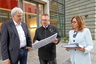 Sächsische Landesgartenschau 2029 kommt nicht nach Freiberg: Traurig für die Stadt, aber kein Rückschlag - Im Oktober übergaben Anja Fiedler und Freibergs OB Sven Krüger (M.) die Freiberger Bewerbung an Jörg Müller von Berneck vom sächsischen Umweltministerium.