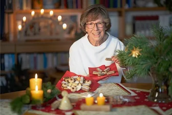 Sächsische Plätzchengeschichten: Die besten Weihnachtsrezepte zum Nachbacken - Weihnachtlich ist die Stube von Renate Zschech. Die Dresdnerin hat Geschichte und Rezept ihrer Helenenschnitten beigesteuert.