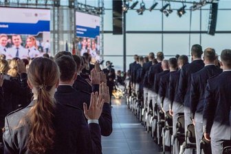 Polizeianwärter legen zu Ausbildungsbeginn im Flughafen Dresden ihren Amtseid ab.