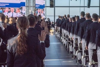 Sächsische Polizeischüler betrunken von Thüringer Kollegen festgesetzt - Vereidigung neuer Polizeibeamter im November 2021.