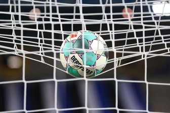 Fußball: Ein Fußball liegt vor der Partie im Netz.