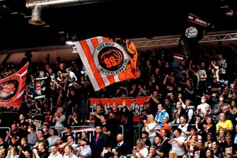 Sächsische Profisportvereine stellen Stufenplan für Rückkehr der Zuschauer vor - Seit Ende November müssen Profivereine wie die Niners Chemnitz auf solche Kulissen wie hier im Pokalspiel gegen den FC Bayern verzichten. Dabei fehlt den Vereinen viel mehr, als nur die Stimmung auf den Rängen. In erster Linie fehlen die überlebenswichtigen Einnahmen aus den Ticketverkäufen.