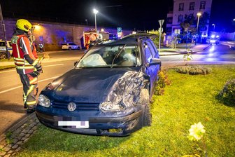 Sächsische Schweiz: Auf der Flucht Polizei-Bus gerammt - Nach dem Crash kam der Golf auf dem Grün eines Kreisverkehrs in Königstein zum Stehen.