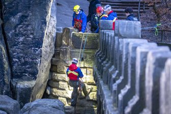 Sächsische Schweiz: Mann stürzt an Basteibrücke 15 Meter in die Tiefe - als er sein Handy retten will - Rettungseinsatz an der Basteibrücke: Ein 39-Jähriger stürzte dort 15 Meter in die Tiefe, als er sein Handy retten wollte.