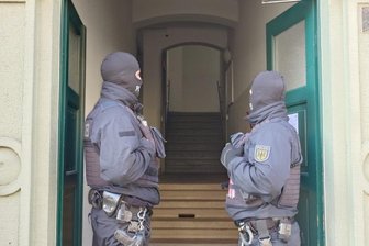 "Sächsische Separatisten": Festnahmen bei Razzia gegen mutmaßliche Rechtsterroristen - Die Bundesanwaltschaft geht gegen mutmaßliche Mitglieder einer rechtsextremen Terrorgruppe vor, darunter auch in Dresden-Löbtau.