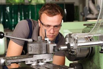 Sächsische Wirtschaft besorgt: Zeitarbeit soll befristet werden - Besonders im verarbeitenden Gewerbe kommen in Südwestsachsen Zeitarbeiter zum Einsatz.