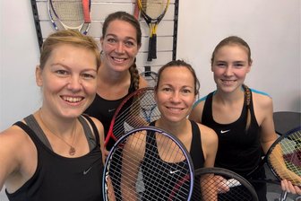 Sächsischen Tennisvereine starten in die Winterrunde: VTC Reichenbach nimmt sich viel vor - Freudestrahlend nach dem erfolgreichen Auftakt: Julia Glöckner (von links), Jasmin Fleischer, Julia Fenk und Mia Ruppert vom VTC Reichenbach.