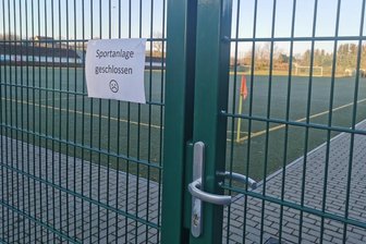 Sächsischer Amateurfußball in Coronazeiten: Ball rollt weiter - aber nicht überall - Auf Kreisebene bleiben am Wochenende viele Sportanlagen geschlossen. Die Verbände haben ihre Spiele im Erwachsenenbereich sowie bei den A- und B-Junioren abgesetzt.