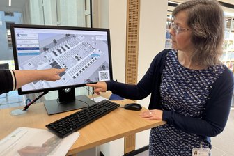 Sächsischer Bibliothekspreis 2025: Was die Unibibliothek Freiberg so besonders macht - Wer im Bibliothekskatalog fündig wurde, erfährt sofort den Standort, erklärt Dana Kuhnert.