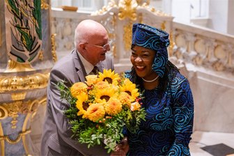 Sächsischer Bürgerpreis 2024 geht an Schönecker - Preisträger Reiner Klitzsch mit Laudatorin Joy Wanjiru Zenz, Gründerin Netzwerk African Women in Europe.