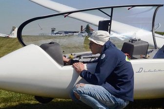 Sächsischer Flieger-Nachwuchs trainiert in Auerbach - Pascal Schletz vom Fliegerklub Auerbach bei den Kontrollen vor dem Start beim Training des Nachwuchskaders im vergangenen Jahr. Foto: Joachim Thoß/Archiv