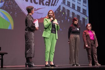 Sächsischer Förderpreis für Demokratie: Warum die Stadt Zwickau ausgezeichnet wird - Zwickaus Oberbürgermeisterin Constance Arndt (Mitte) bei der Preisverleihung in Dresden.