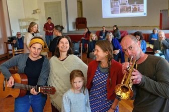 Sächsischer Förderpreis für den Johanneshof in Bockendorf - Ringo Grombe (r.) und sein Team in den Kulturwerkstätten im Veranstaltungssaal des Johanneshofs in Bockendorf. In den Kulturwerkstätten lässt auch das Dorfkapellenprojekt aufhorchen. 