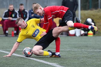 Sächsischer Fußball-Verband: „Kein Verein der Staffel West hat auf sein Aufstiegsrecht verzichtet“ - Schönecks Dominik Lippert (gelbes Trikot/ hier gegen Annabergs Florian Weiß) führt mit seinem Team weiter die Tabelle an.