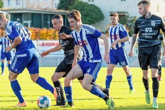 Ob Toni Hahn (l.), Hans Weinert und ihre Teamkollegen des SV Germania Mittweida auch nach der Reform der Fußball-Landesklasse noch gegen den 1. FC Pirna spielen würden, ist noch fraglich. Germania-Trainer Sebastian Voigt findet Gefallen an der Reduzierung von vier auf drei Staffeln und hofft auch auf kürzere Fahrtwege für die Mittweidaer.