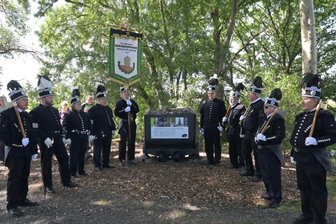 Sächsischer Kohleweg hat einen neuen Anziehungspunkt - Zur Einweihung des Huntes waren Vertreter der Knappschaft des Lugau-Oelsnitzer Steinkohlenreviers dabei. 