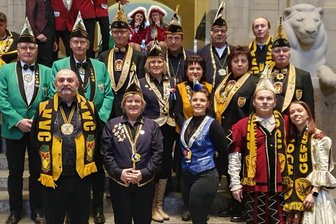 Sächsischer Ministerpräsident Michael Kretschmer (CDU) kommt im Februar zum Carnevalsumzug nach Plauen - Die vogtländischen Karnevalisten stellten sich am Mittwoch in der Staatskanzlei zum Gruppenfoto auf.