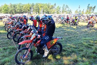 Sächsischer Offroadcup macht am Samstag in Venusberg Station - Startritual im Sächsischen Offroadcup: Vor dem Anlassen der Maschinen müssen die Hände der Teilnehmer am Helm bleiben.