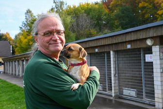 Sächsischer Tierschutzpreis für Chef des Chemnitzer Tierheims - Jens von Lienen leitet seit 1996 das Chemnitzer Tierheim, in dem er seit 1991 tätig ist. Seit damals wurden mehr als 9000 Hunde, wie hier Molly, in der Einrichtung abgegeben. Für sein Engagement wurde der Chemnitzer am Donnerstag von Ministerin Petra Köpping ausgezeichnet. 