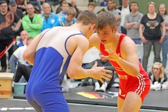 Sächsischer Titelgewinn krönt Jugendmeisterschaft - Sid Wetzel vom KSV Pausa (rechts) erkämpfte sich in der Gewichtsklasse bis 71 Kilogramm mit einem knappen Sieg den Titel.