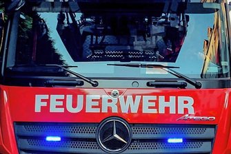 Sächsisches Krankenhaus Rodewisch: Patientenbett steht in Flammen - Die Feuerwehr von Rodewisch war am Dienstagabend im Sächsischen Landeskrankenhaus im Einsatz. Dort hatte das Bett eines Patienten gebrannt.