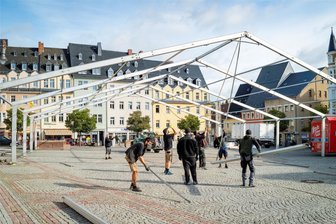 Sächsisches Landeserntedankfest in Mittweida: Das müssen Sie vor Festbeginn wissen - Die Vorbereitungen für das Fest ab Freitag laufen auf Hochtouren: Mitarbeiter der Döbelner Getränkevertriebs GmbH „Betreutes Trinken“ bauten am Mittwochmorgen das Festzelt auf dem Mittweidaer Markt auf.