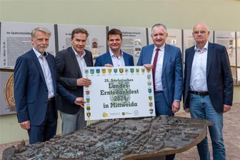 Sächsisches Landeserntedankfest: Mittweida wird zum Gastgeber für das zweitgrößte Volksfest im Freistaat - Mittweida wird Ausrichter des Landeserntedankfestes 2024: Hochschulrektor Prof. Volker Tolkmitt, OB Ralf Schreiber, SLK-Geschäftsführer Marko Klimann, Staatsminister Thomas Schmidt und der Erste Beigeordnete des Landrates, Lothar Beier, (von links) beim Fototermin am Tastmodell der Stadt.