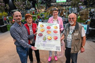 Sächsisches Obst des Jahres bei der Messe Chemnitzer Frühling gekürt: Und der Sieger ist ... - Uwe und Kerstin Müller präsentieren mit Catrin Just und Manfred Schrambke vom Pomologenverein (von links) das Obst des Jahres 2025.