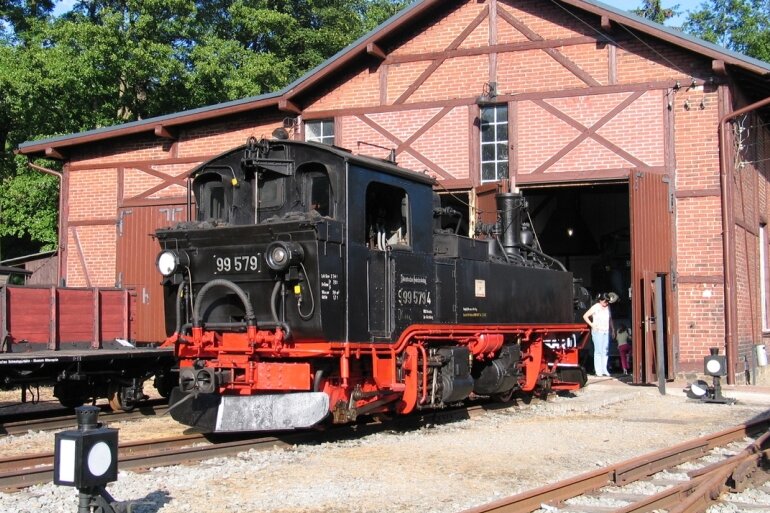Sächsisches Schmalspurbahn-Museum Rittersgrün lädt zum 22. Eisenbahnfest - Auf und vor der Schmalspur-Dampflok 99 579 können sich Fans am Wochenende fotografieren lassen.