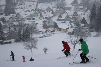 „Sächsisches Sibirien“ startet durch: Skipiste im Erzgebirge meldet 40 Zentimeter Schnee - Skispaß gibt es derzeit am Hirschkopf in Carlsfeld zu erleben.