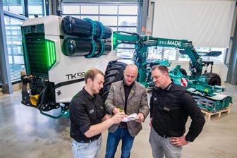 Säen, Düngen, Mähen: Landmaschinenbauer aus dem Erzgebirge will Roboter aufs Feld schicken - TK100 steht für „Triebkopf 100“. Das klingt gewöhnlich, aber eigentlich ist es ein Roboter für die Feldarbeit. Auf dem Bild: Konstrukteur Jonathan Kress, Geschäftsführer Hendryk Eidam und Marketingmanager Sebastian Lenz (v.l.).