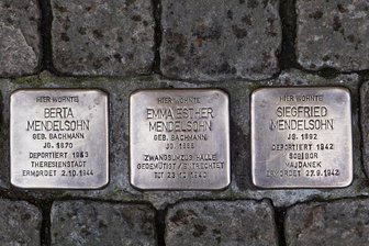 Sämtliche Stolpersteine in Zeitz herausgerissen - Bürgermeisterin findet klare Worte - Diese drei Stolpersteine erinnerten in Zeitz an Berta, Emma Esther und Siegfried Mendelsohn. Insgesamt zehn Steine wurden herausgebrochen und geklaut.