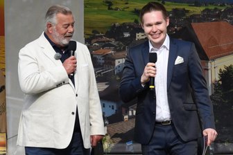 Sänger aus dem Vogtland enttäuscht von RTL: Nach Dreharbeiten mit Kult-Moderator Harry Wijnvoord steht Sendetermin in den Sternen - Sänger Markus Hoffmann (rechts) im Mai 2022 mit Fernseh-Legende Harry Wijnvoord bei der Fernsehaufzeichnung im Oelsnitzer Freibad Elstergarten für den TV-Sender RTL.