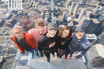 Sänger mit Band auf Tournee: Zwickauer Friedrich Rau erlebt Wahlkampf in den USA hautnah - 412 Meter über dem Erdboden: Friedrich Rau (2. v. l.) und seine Band auf dem Skydeck Chicago „The Ledge” im Willis Tower, dem höchsten Gebäude der Stadt.
