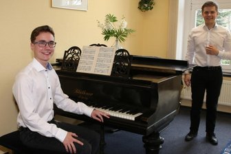 Sänger und Pianist überzeugen auch in der Finalrunde - Sänger Sebastian Wäntig (rechts) aus Beierfeld und Pianist Arne Degenkolb aus Bernsbach haben es im Bereich Kunstlieder zum Bundeswettbewerb "Jugend musiziert" geschafft - und waren erfolgreich.