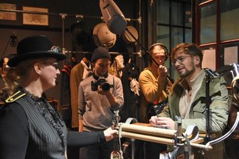 Sänger von Polarkreis 18 auf musikalischer Spurensuche im Vogtland - Musiker und Sänger Felix Räuber (rechts) von Polarkreis 18 war mit einem Team zu Dreharbeiten für eine zehnteilige Fernsehproduktion im oberen Vogtland unterwegs. Dabei wurde auch in der Steampunk-Pension im Weltraumbahnhof bei Nancy Preller (links) gedreht. 