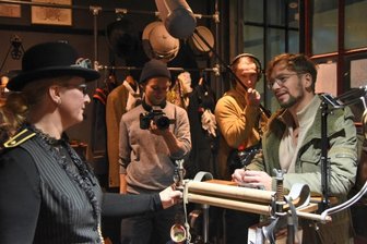 Sänger von Polarkreis 18 auf musikalischer Spurensuche - Musiker und Sänger Felix Räuber (rechts) von Polarkreis 18 war mit einem Team zu Dreharbeiten für eine zehnteilige Fernsehproduktion im oberen Vogtland unterwegs. Dabei wurde auch in der Steampunk-Pension im Weltraumbahnhof bei Nancy Preller (links) gedreht. 