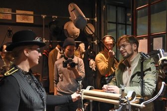 Sänger von Polarkreis 18 im Vogtland - Musiker und Sänger Felix Räuber (rechts) von Polarkreis 18 war mit einem Team zu Dreharbeiten für eine zehnteilige Fernsehproduktion im oberen Vogtland unterwegs. Dabei wurde auch in der Steampunk-Pension im Weltraumbahnhof bei Nancy Preller (links) gedreht. 