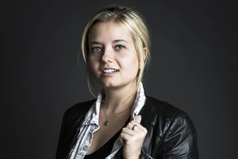 Sängerin des Theaters Plauen-Zwickau redet mit an bundesweitem Aktionstag für Menschlichkeit - Elisabeth Birgmeier redet bei einer bundesweiten Initiative mit.