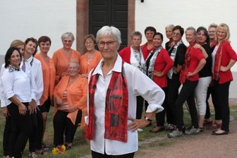 Sängerinnen aus Zettlitz feiern Jubiläum - Der Zettlitzer Frauenchor mit Frontfrau Gisela Kramer (vorn) legte fürs Foto Auftrittskleidung aus drei Jahrzehnten an. 