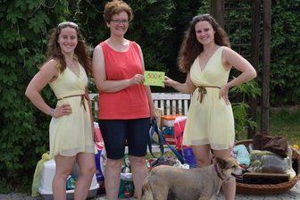 Sängerinnen Selina und Loreen zeigen ein Herz für Tiere - Katja Hölzel (mitte) freut sich über die Spenden von Selina (links) und Loreen Kaiser. Hündin Emma sucht derzeit eine neue Familie.