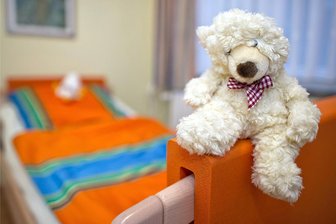 Säugling stirbt vier Stunden nach Hausgeburt: Eltern stehen in Zwickau vor Gericht - Ein Stofftier auf einem leeren Kinderbett: Der Säugling starb nur wenige Stunden nach der Geburt.