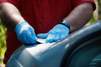 Säure-Attacke auf BMW - Das Auto wurde vermutlich mit einer Säure überschüttet.
