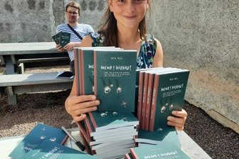 Sagengestalten in der Schlosslinde - Stadtschreiberin Maja Mick und Webdesigner Robert Waedow mit Maja Micks neuem Kinderbuch "Hehe! Huhu!, das in Augustusburg spielt.