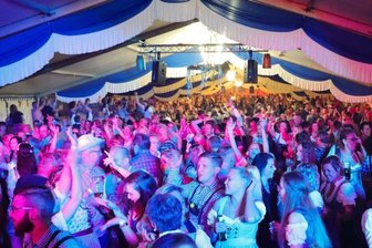 Sagenhafte Partystimmung auf Schwarzenberger Wiesn - Am Samstagabend zur 2. Schwarzenberger Edelweiß-Wiesn bebte das Festzelt an der B 101. 