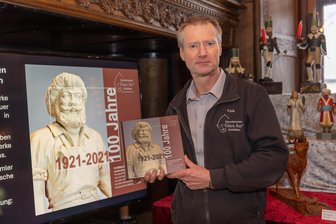 Sagenhaftes Erzgebirge: Eine Jahrhundertgeschichte aus Schlettau, die sogar in Australien bekannt ist - Falk Merten ist der Vorsitzende des Schnitzvereines „Glück auf“ in Schlettau. Die Schau zum 100. Geburtstag des Vereines ist derzeit im Schnitzerheim und im Schloss zu sehen. Und auch das Buch zum Jubiläum ist nun fertig.