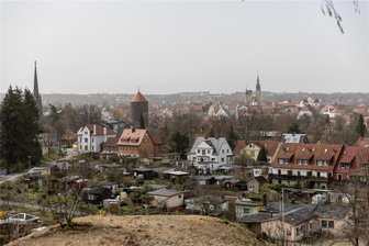 Saharastaub über Mittelsachsen: So getrübt war der Blick von der „Alten Elisabeth“ - und auf die Augustusburg - Die Petrikirche verschwindet im Dunst: So sah Freiberg am Samstag um die Mittagszeit aus.