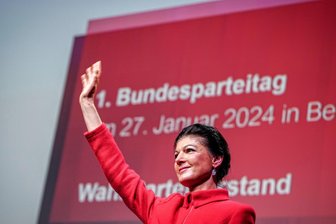 Sahra Wagenknecht auf dem Parteitag: Es läuft nicht gut in unserem Land - Sahra Wagenknecht, Parteivorsitzende, winkt beim Gründungsparteitag der neuen Partei „Bündnis Sahra Wagenknecht den knapp 400 Mitgliedern im Saal zu.