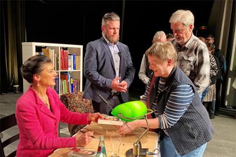 Sahra Wagenknecht in Limbach-Oberfrohna: So würde BSW in Sachsen mitregieren - Sahra Wagenknecht signiert nach der Lesung in Limbach-Oberfrohna zahlreiche Bücher.